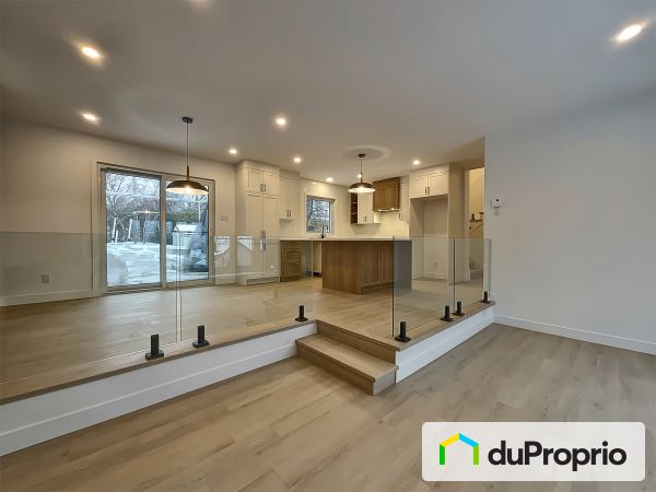 Salon - 380, rue Orford, Magog à vendre