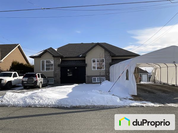 Winter Front - 209 avenue du Manoir, St-Elzéar-de-Beauce for sale