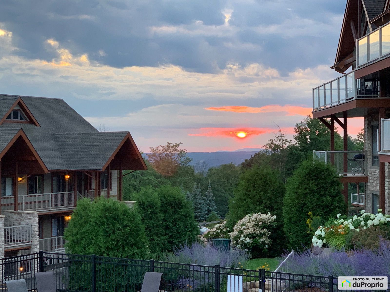 201 245 Rue De Bagot — photo 1