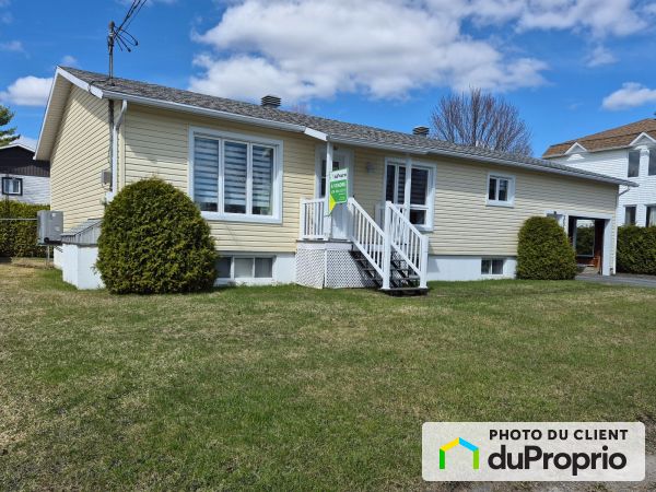 351 rue Sainte-Suzanne, Disraeli for sale