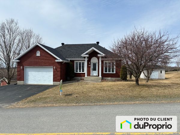 585 rue de l'Accueil, Chesterville for sale