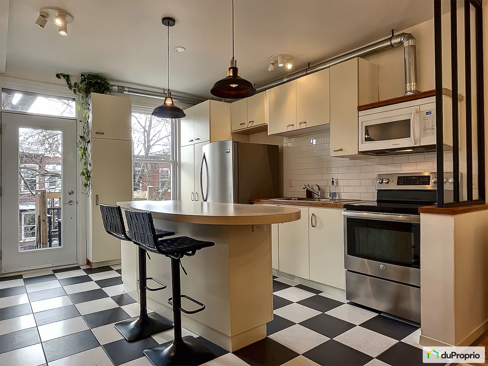 2416 Avenue Dorleans — photo 1