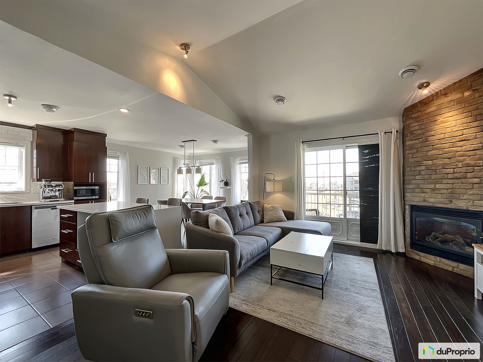 301 511 Boulevard Saint Luc — photo 1