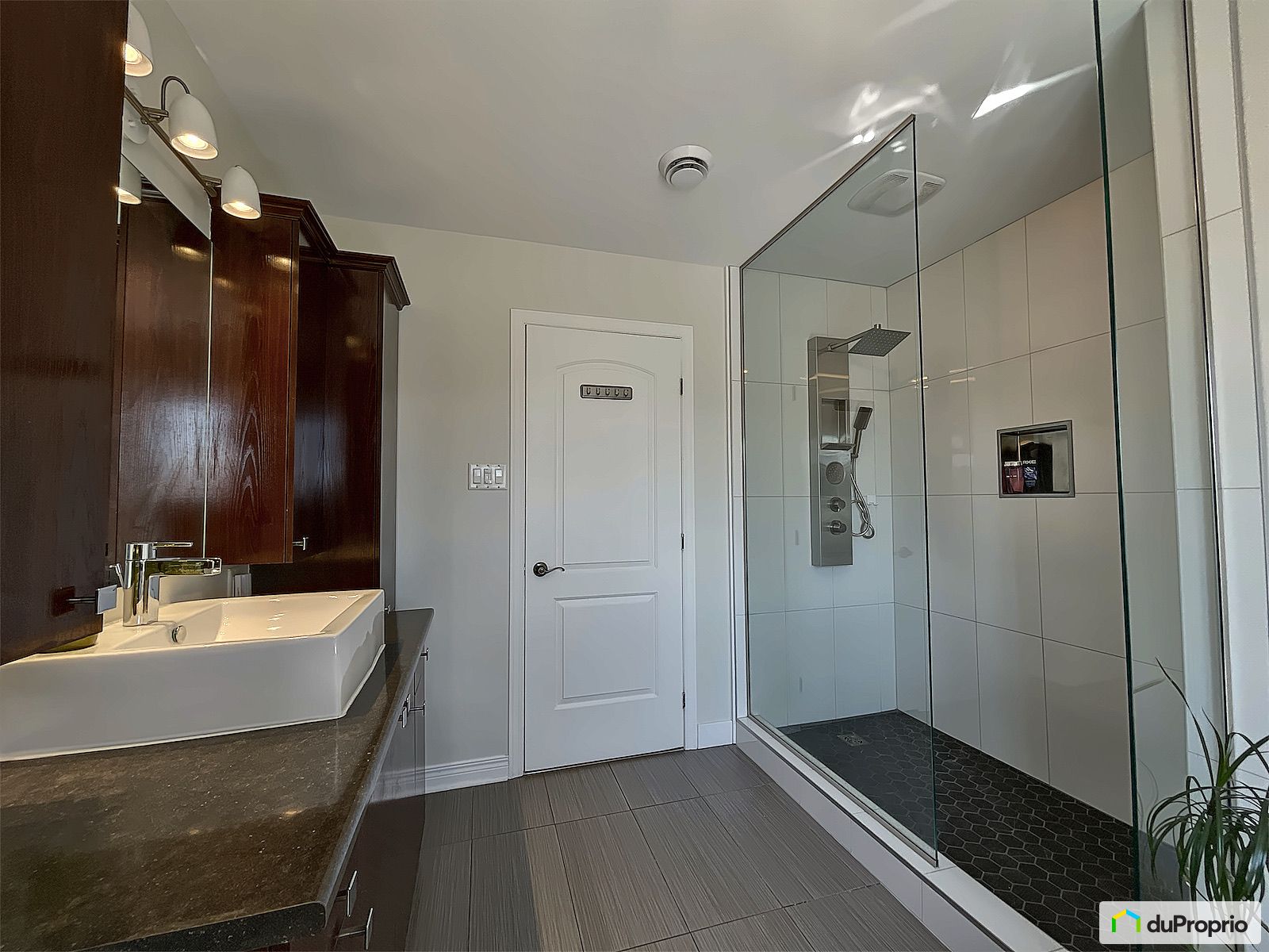 301 511 Boulevard Saint Luc — photo 3