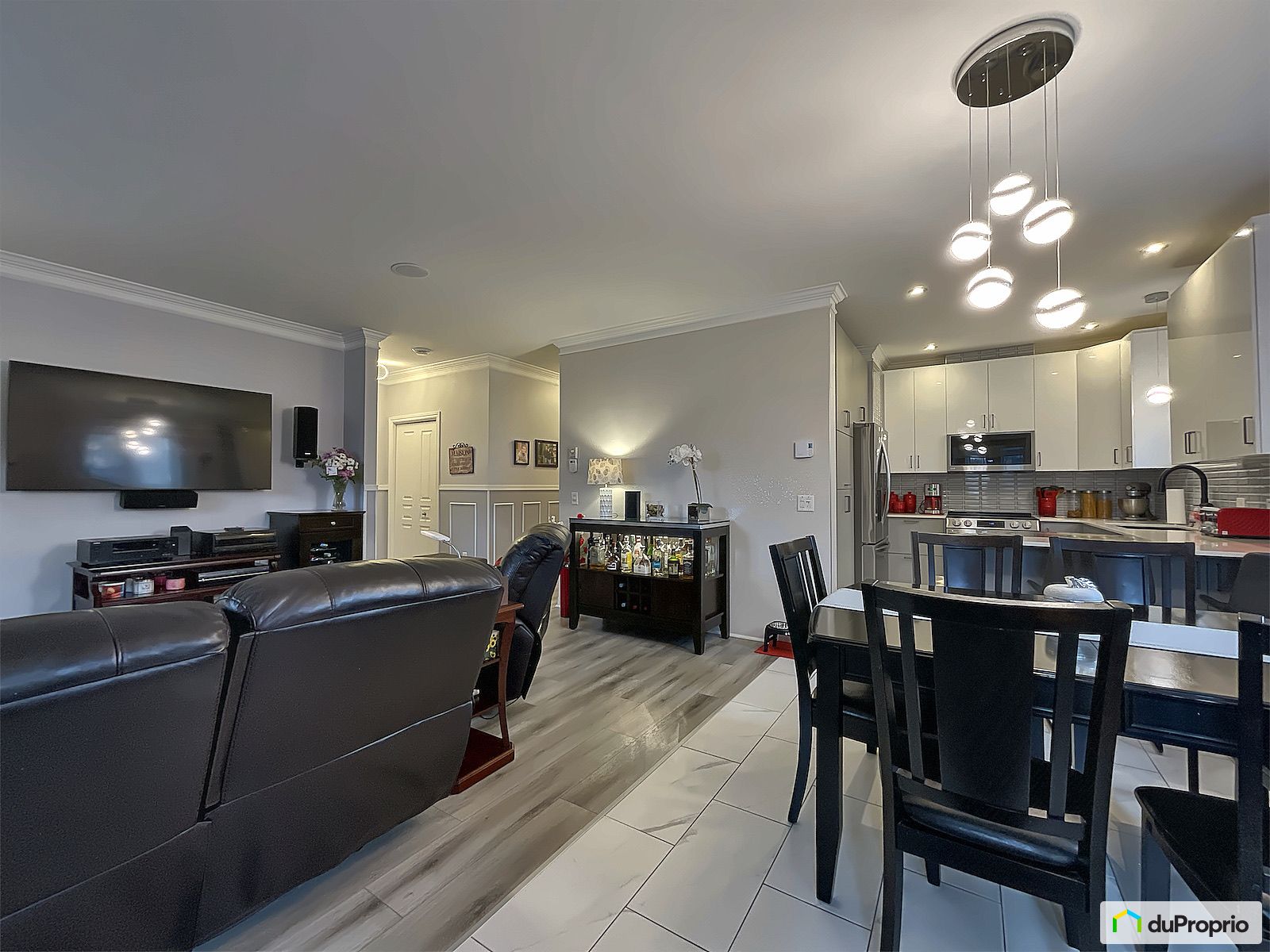 2 2401 Boulevard Lafontaine — photo 1