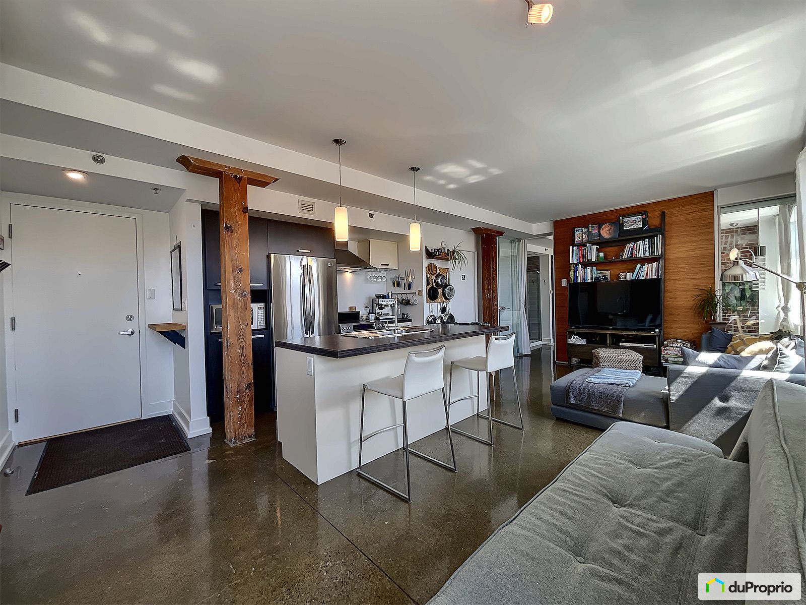 302 2037 Avenue Aird — photo 2