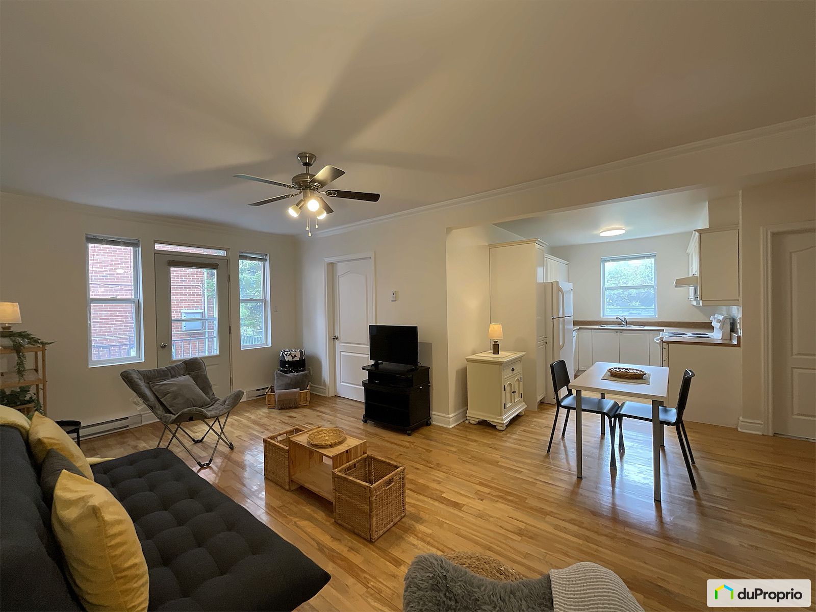 202 3070 Avenue Linton — photo 2