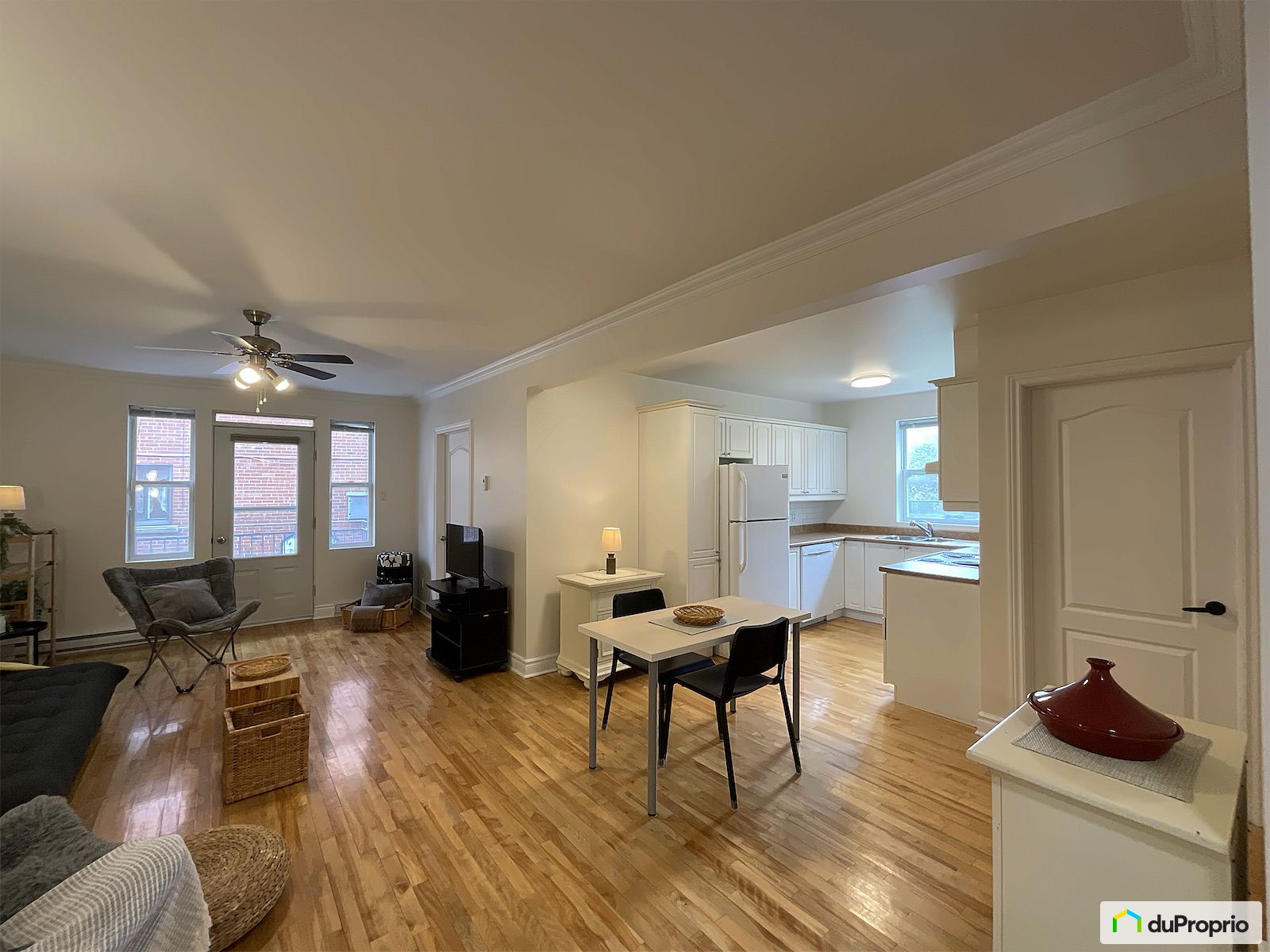 202 3070 Avenue Linton — photo 1