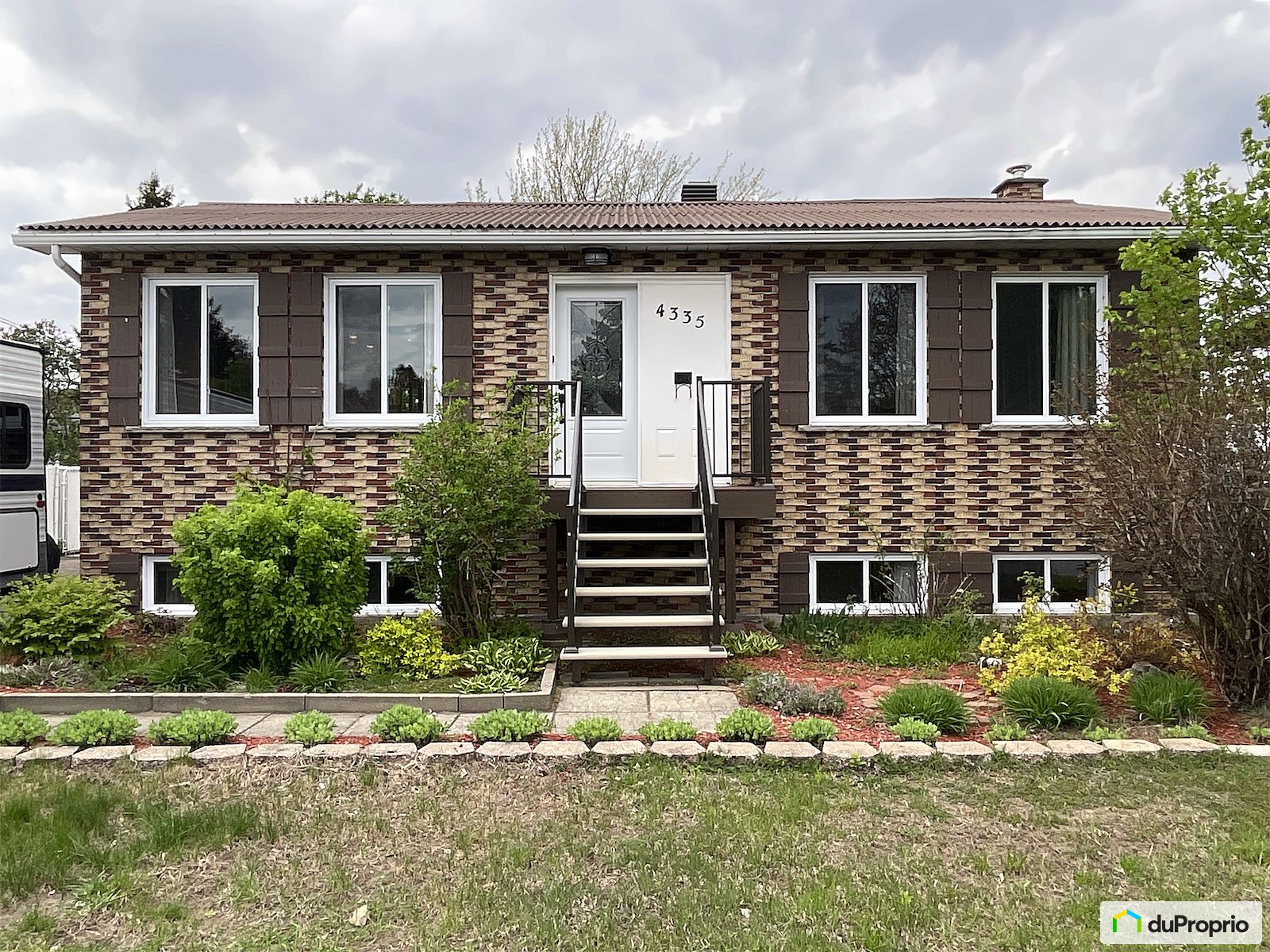 4335 Rue Lorraine — photo 1
