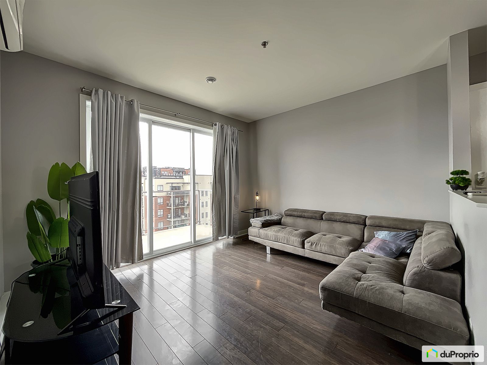 600 1240 Boulevard Lucille Tea — photo 1