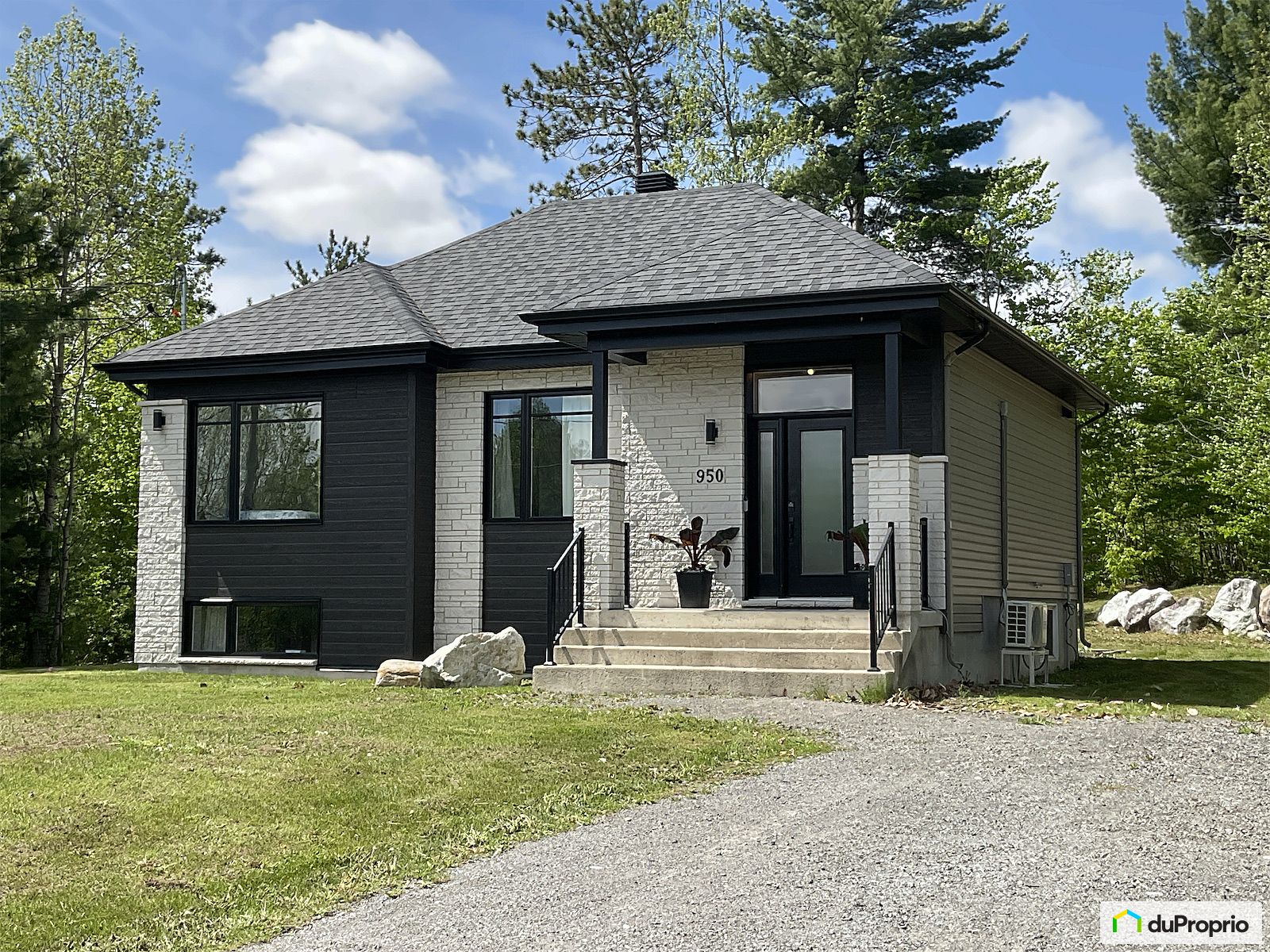 950 Rue Du Parc — photo 1