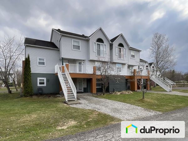 232-2210, place du Village, Magog à vendre