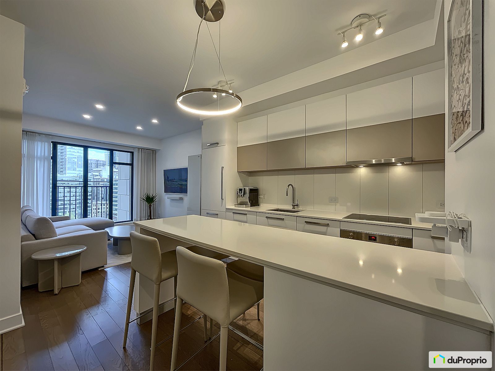 1102 628 Rue Saint Jacques — photo 1