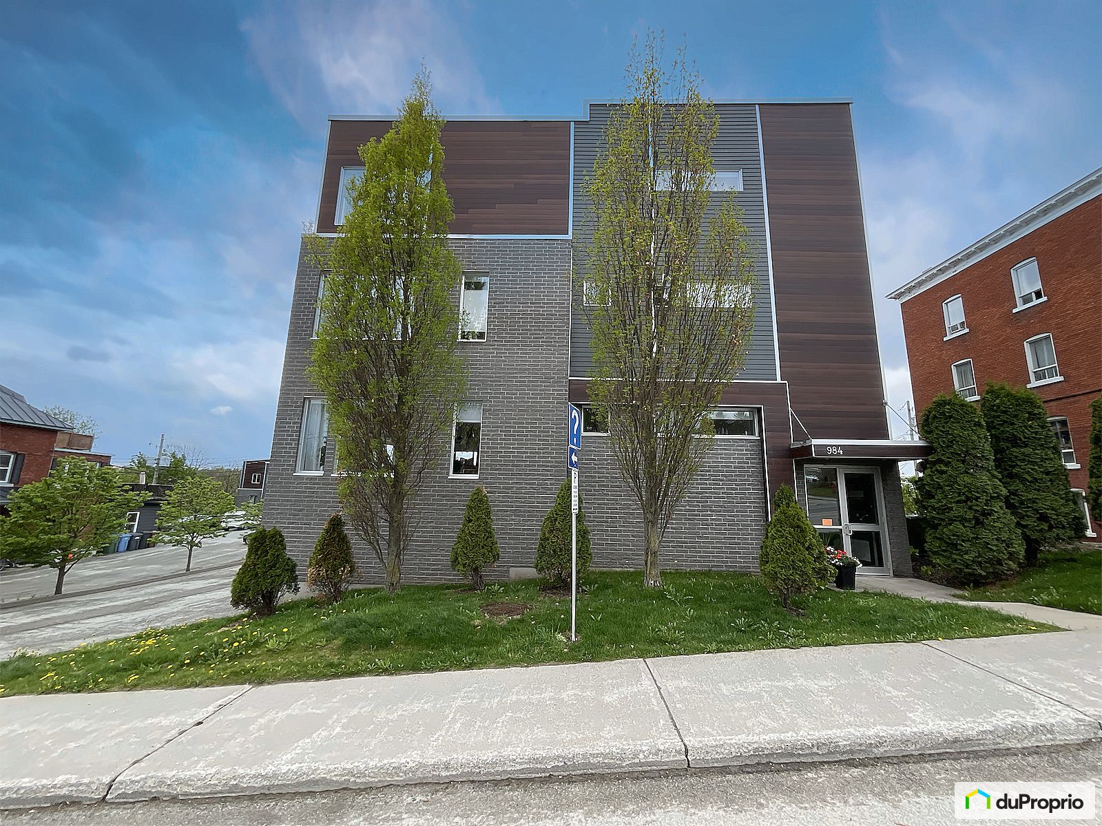 301 984 Rue King Ouest — photo 1