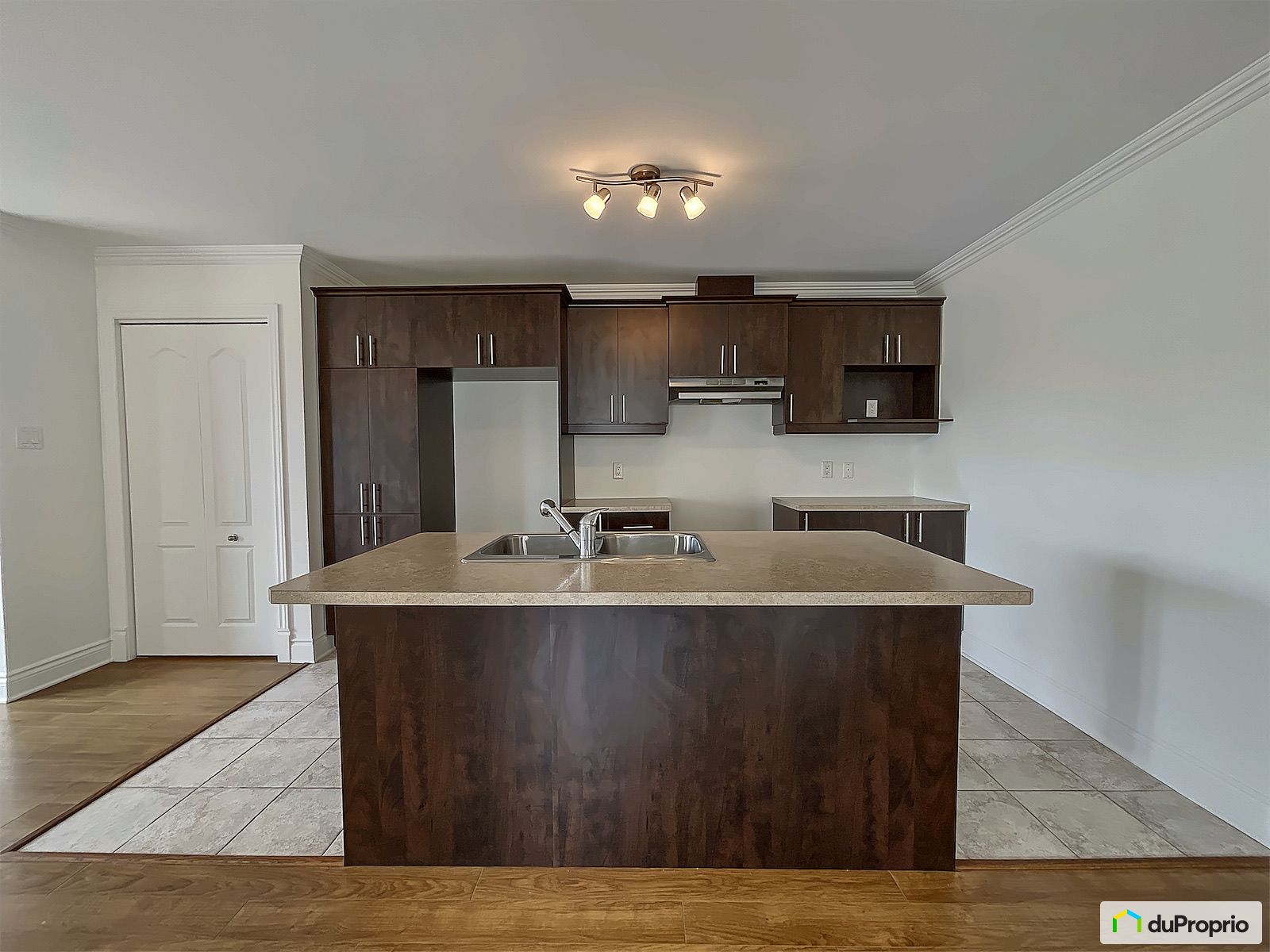 7 1009 Rue Notre Dame — photo 3