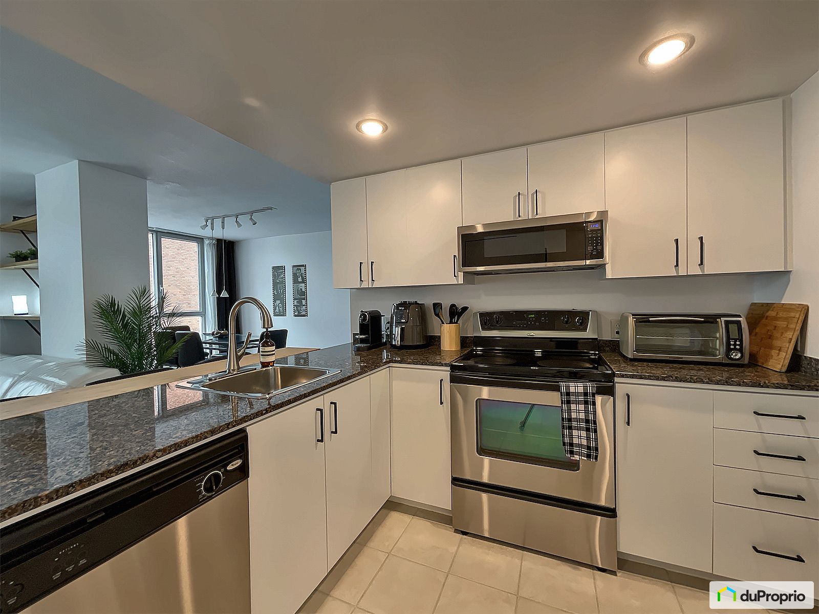 753 98 Rue Charlotte — photo 3