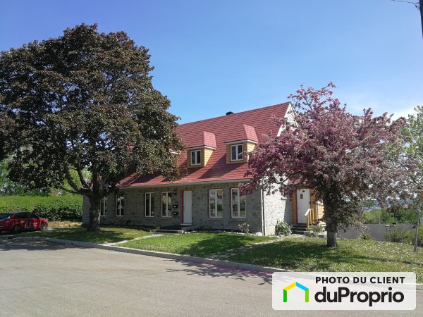 3266-3266A rue Duc de Milan, Beauport à vendre