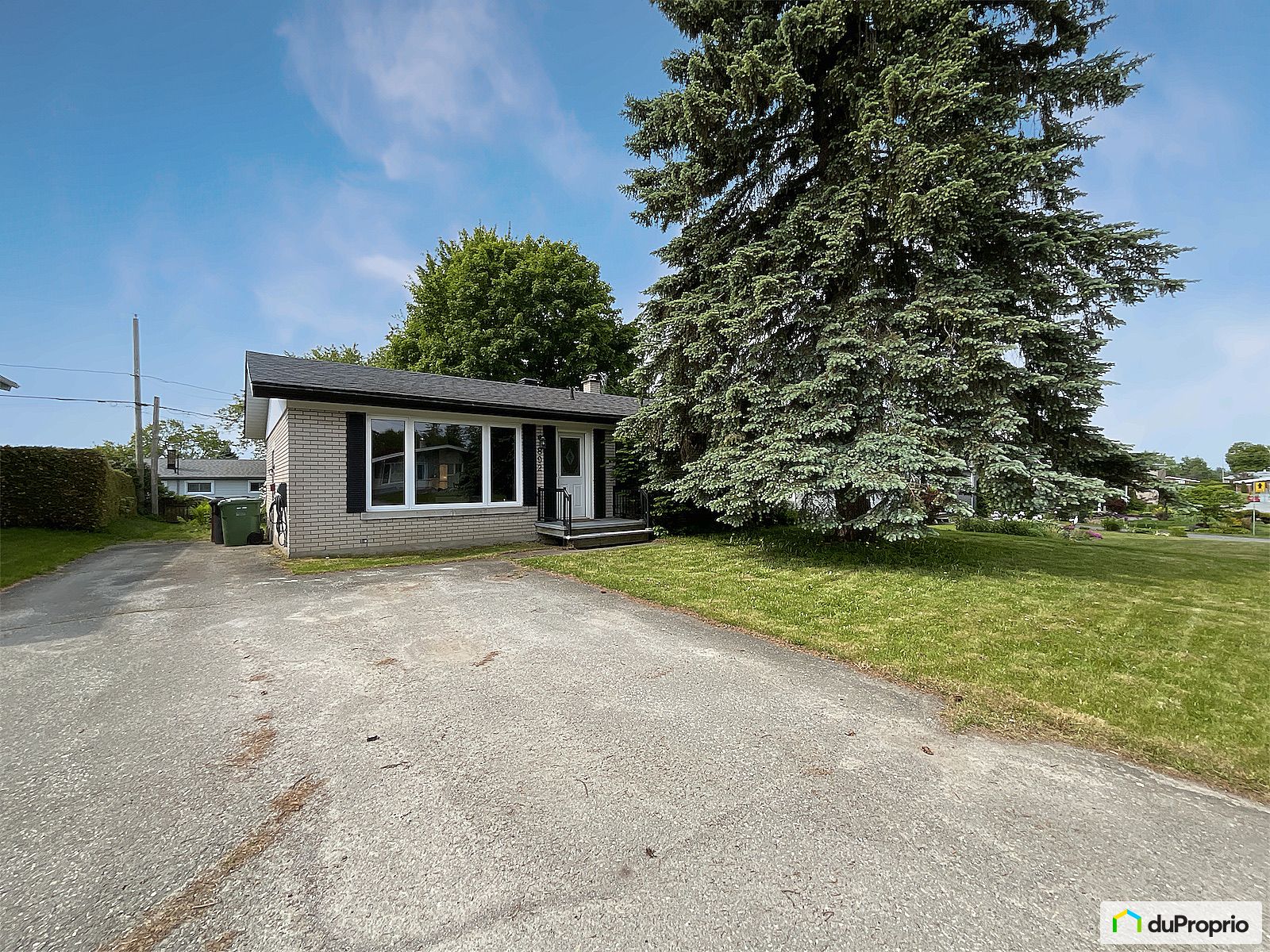 892 Rue Des Jardins Fleuris — photo 1