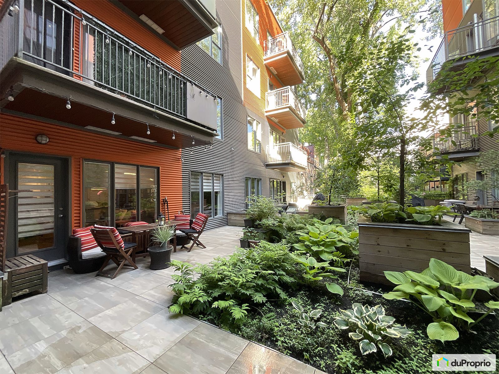 105 201 Rue Charlotte — photo 1