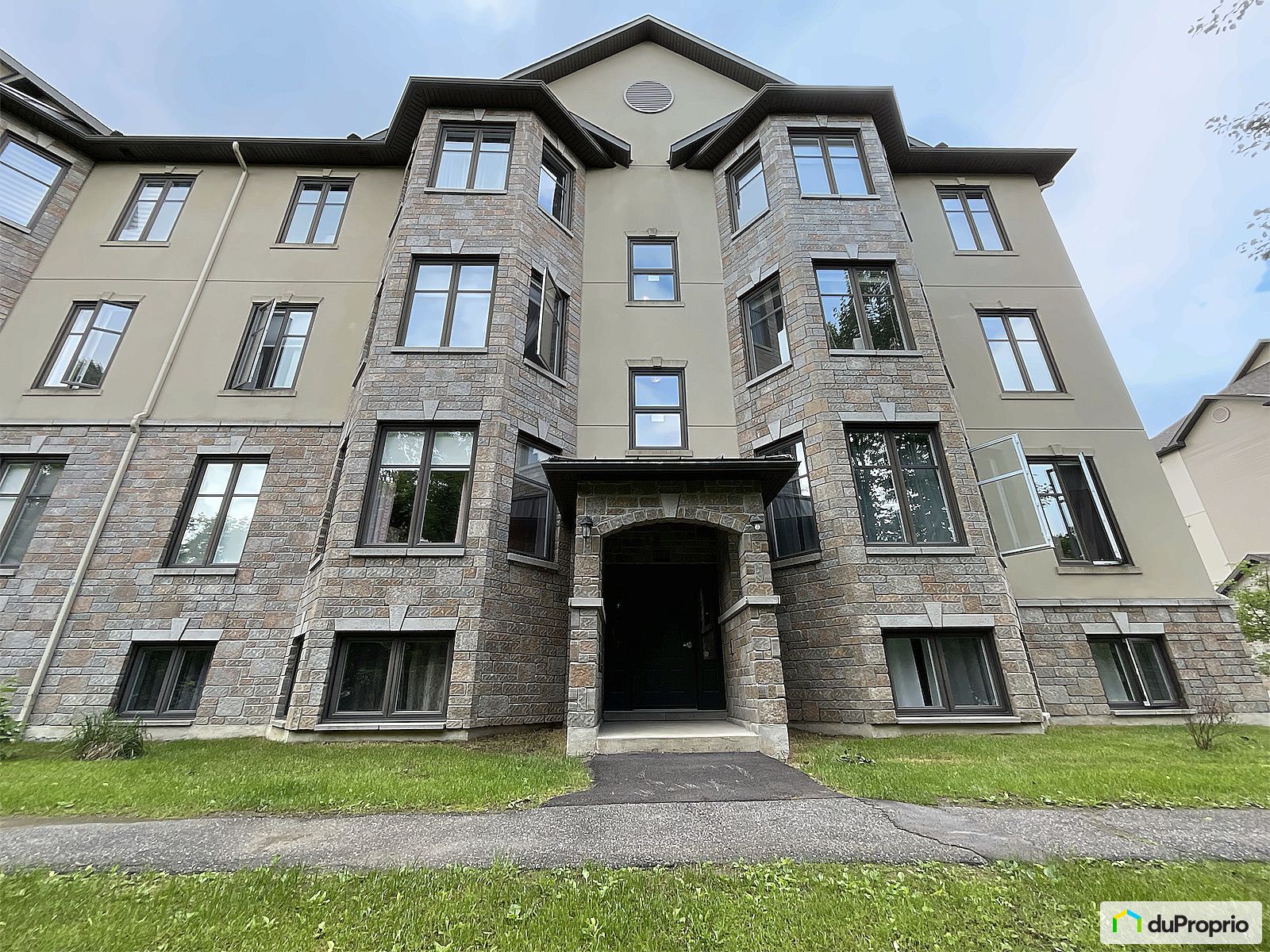 3 1236 Chemin Daylmer — photo 1