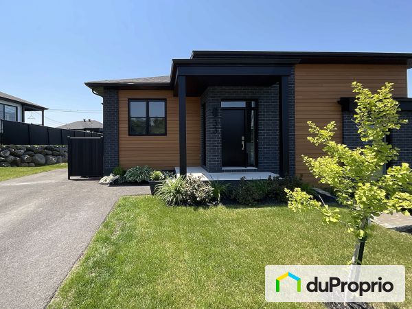 33 rue Patrick-Hackett, Granby for sale