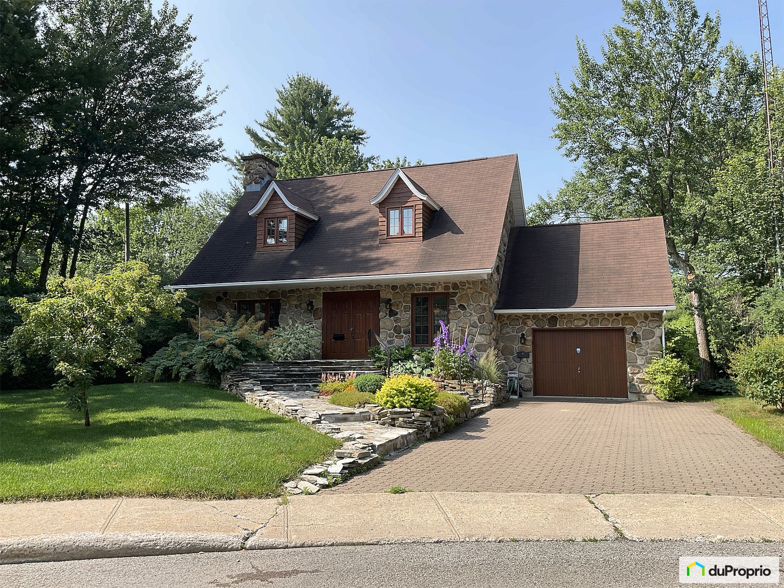 812 Rue Des Juges Denis — photo 1