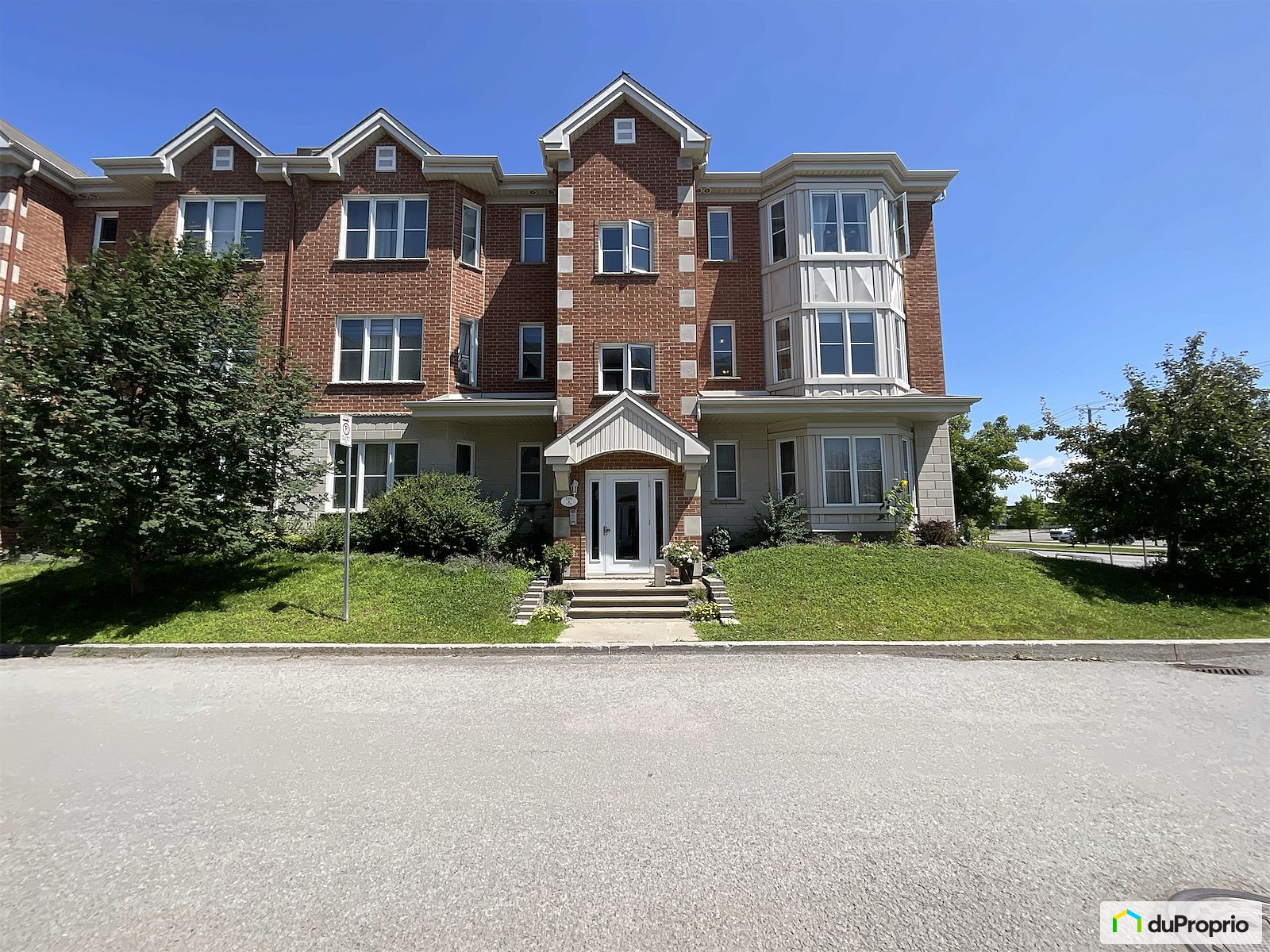 1545 Avenue De La Gare — photo 1