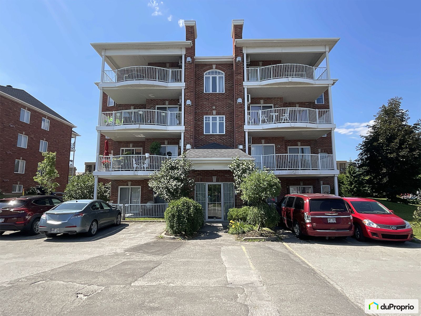 111 900 Boulevard Laval — photo 1