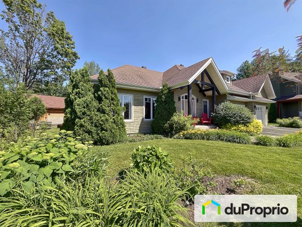 9 avenue des Faucons, St-Sauveur for sale