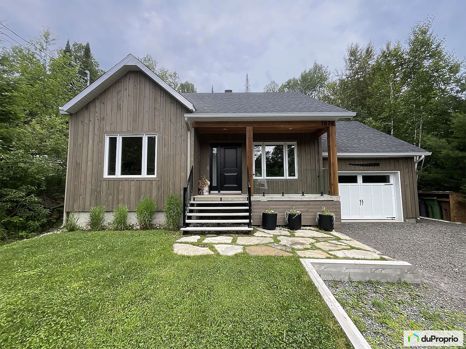 1574 Chemin De Lavalanche — photo 1