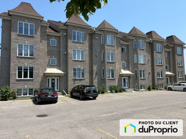 102-107 rue Saint-Laurent, St-Eustache for sale