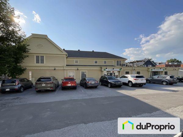 237-239-241-245 rue Principale Est, Farnham à vendre