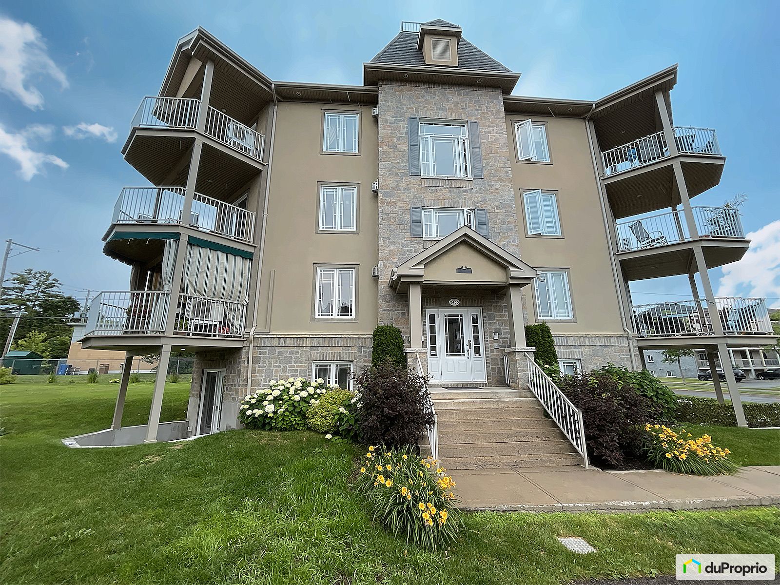 7 2405 Boulevard Lafontaine — photo 1