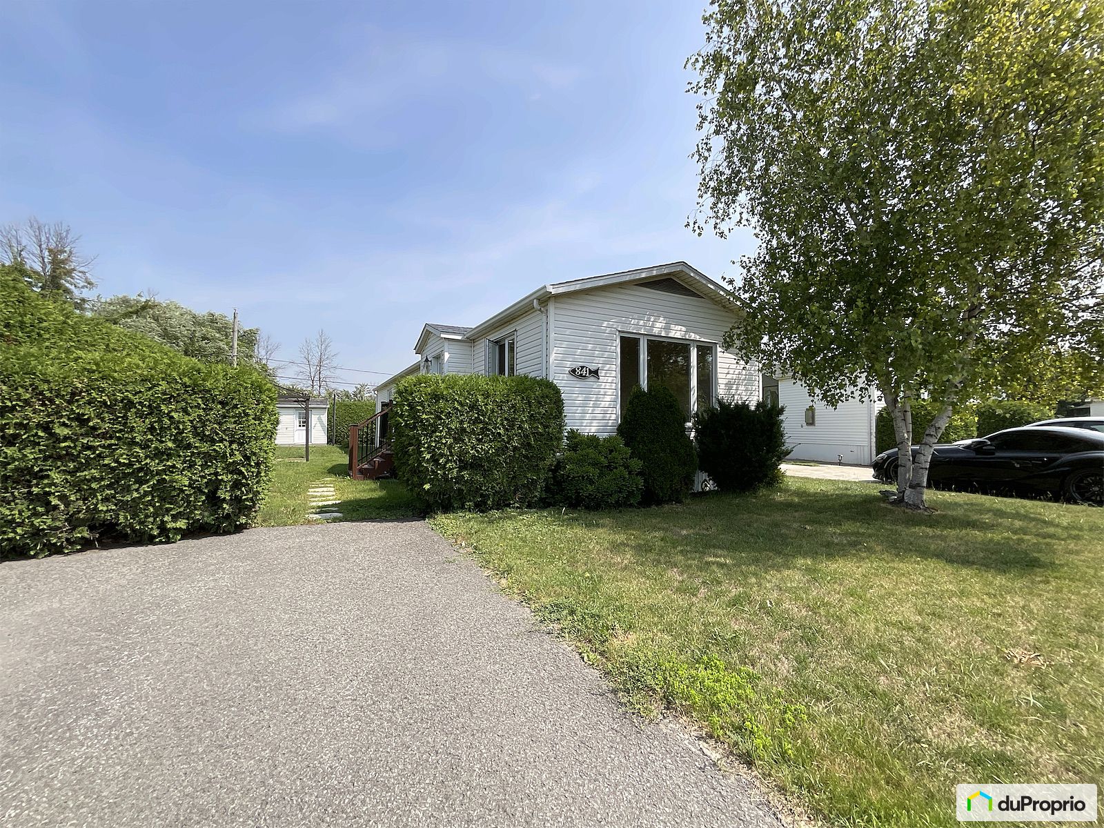 841 Rue Claude — photo 1