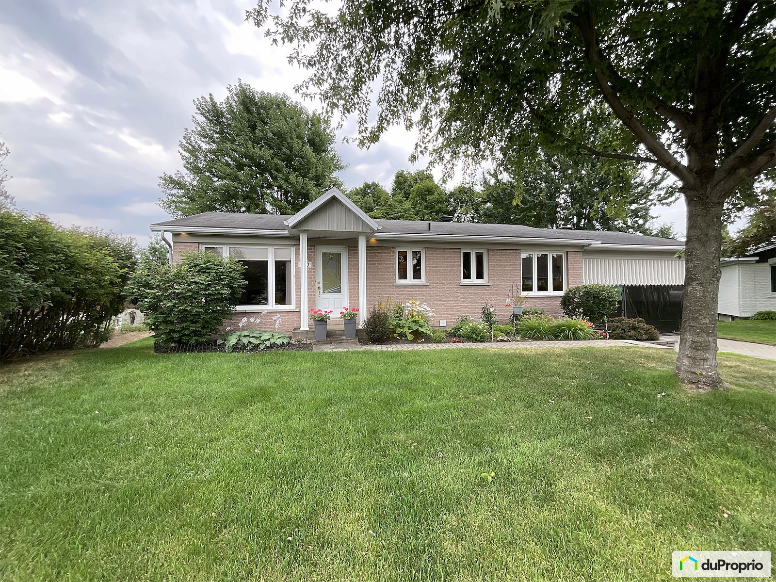 189 Place Philippe Richard — photo 1