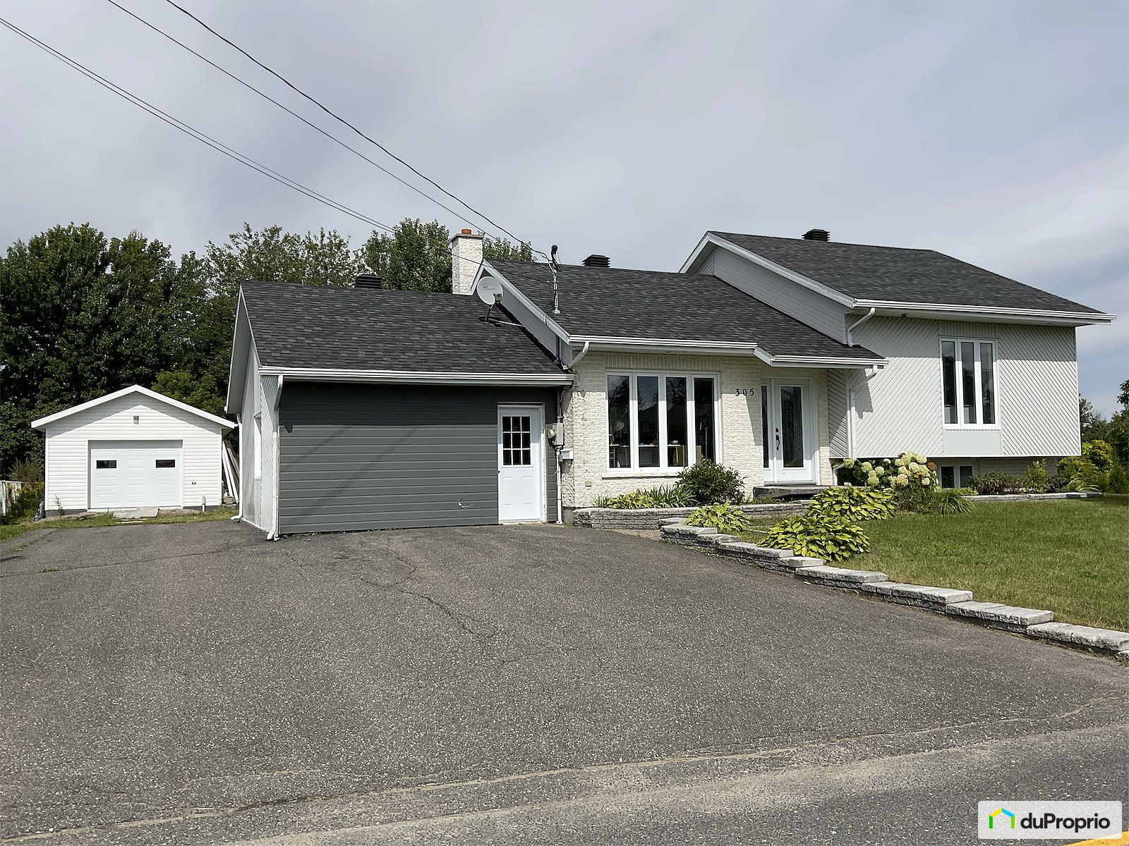 305 Rue Jauvin — photo 1