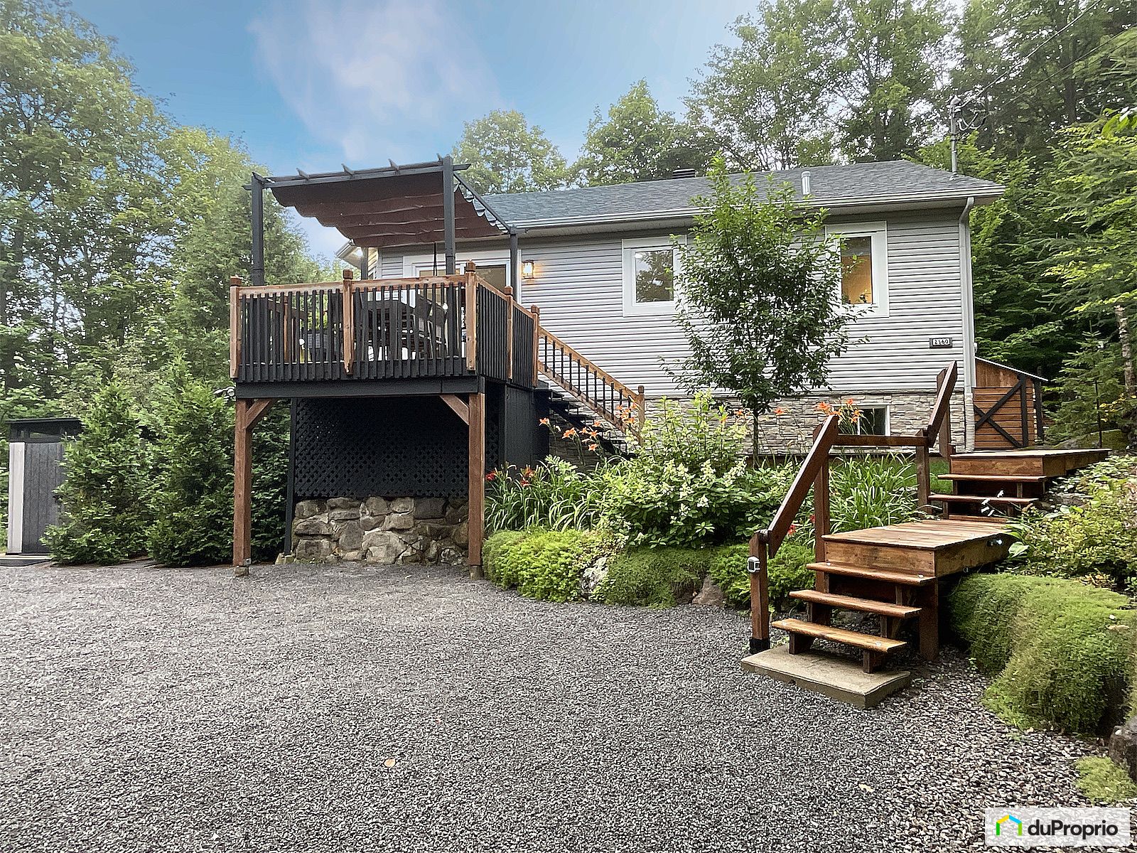 2560 Rue Du Hameau — photo 1