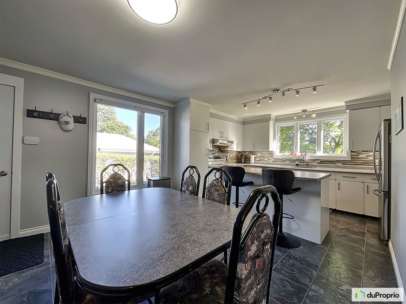 615 Boulevard Central — photo 2