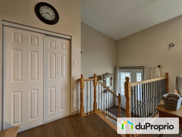 Entrée - 8, rue de Neptune, St-André-Avellin à vendre
