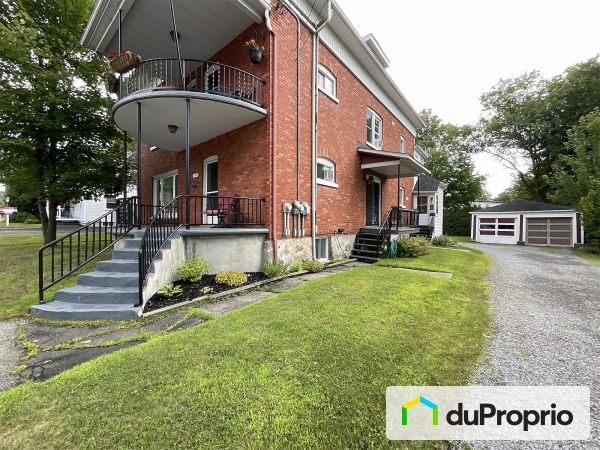 170-172-174-176 rue Victoria, Magog for sale