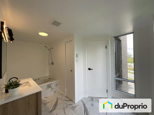 A4-925 croissant du Ruisseau, Saint-Laurent for sale