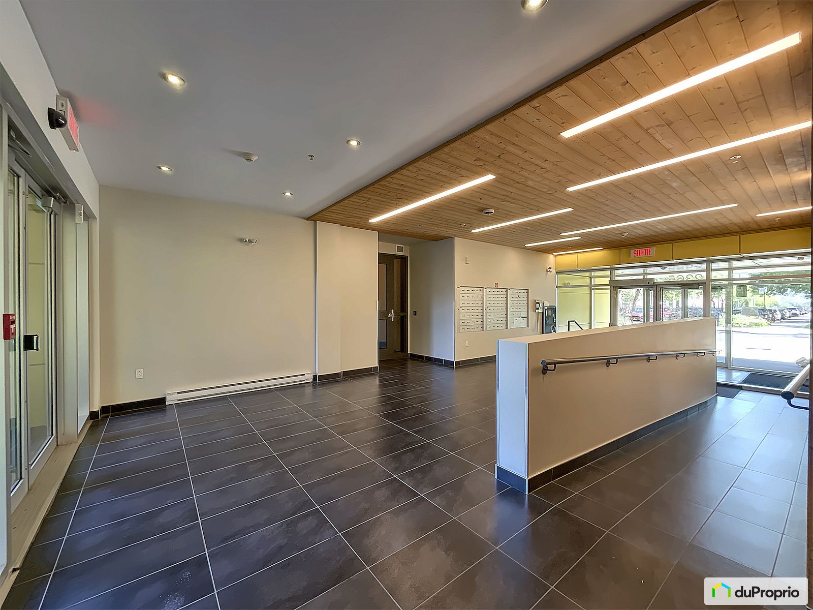 202 2365 Rue Des Carrieres — photo 2