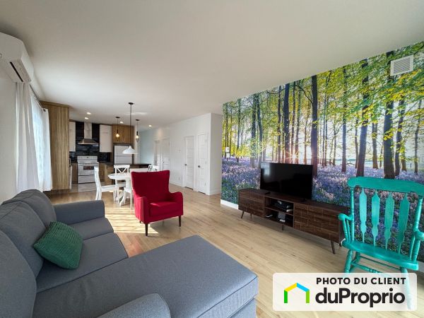 Salon - 5, rue Charles-Powell, Bromont à vendre