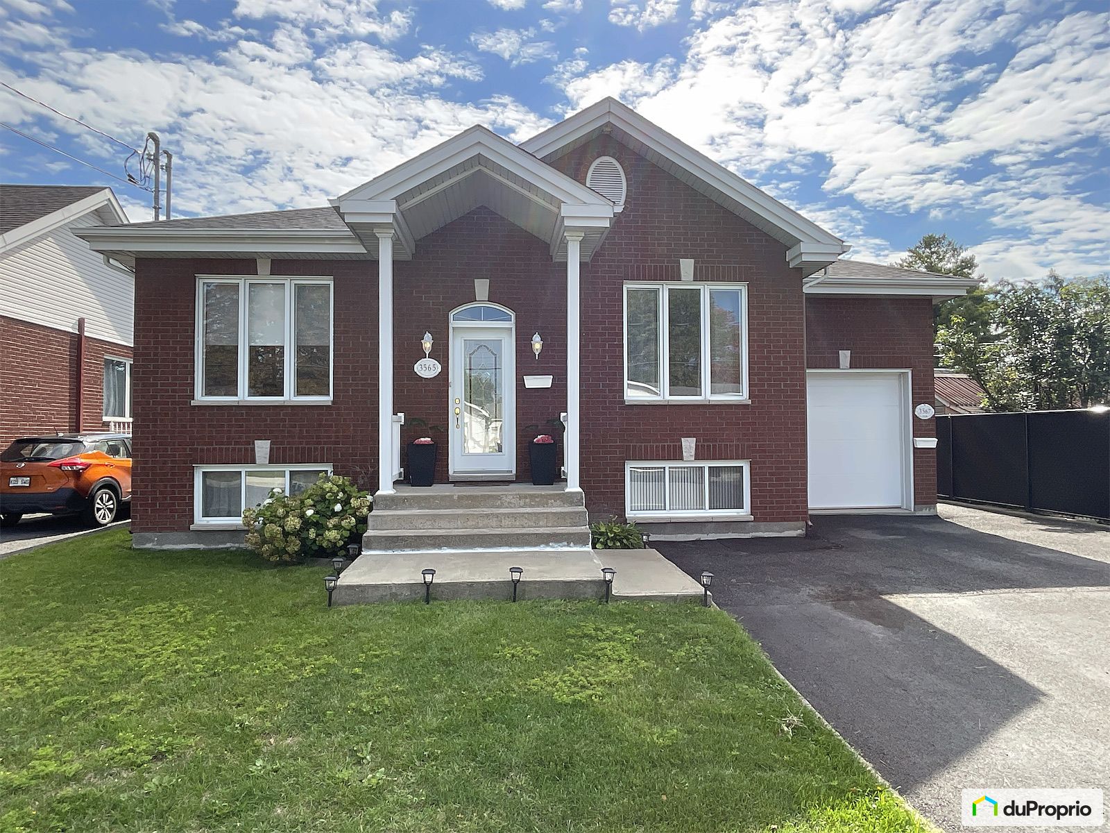 3565 3567 Rue De Mayfair — photo 1