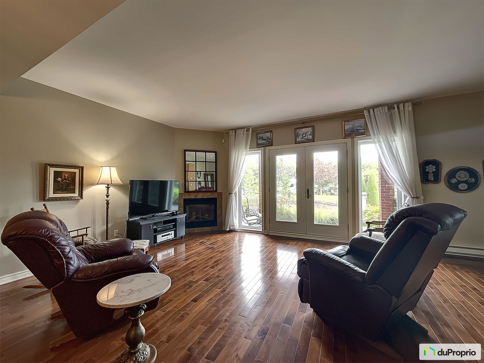 102 1592 Avenue Bourgogne — photo 3