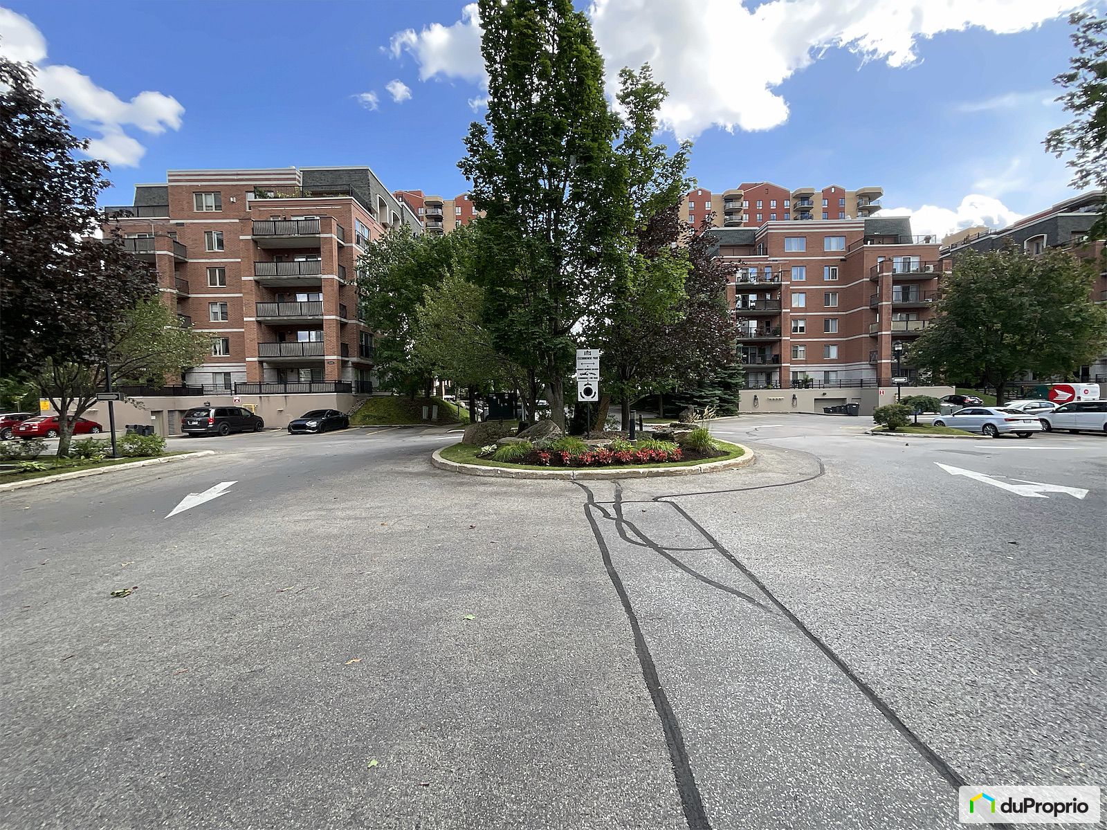 102 3350 Boul Le Carrefour — photo 3
