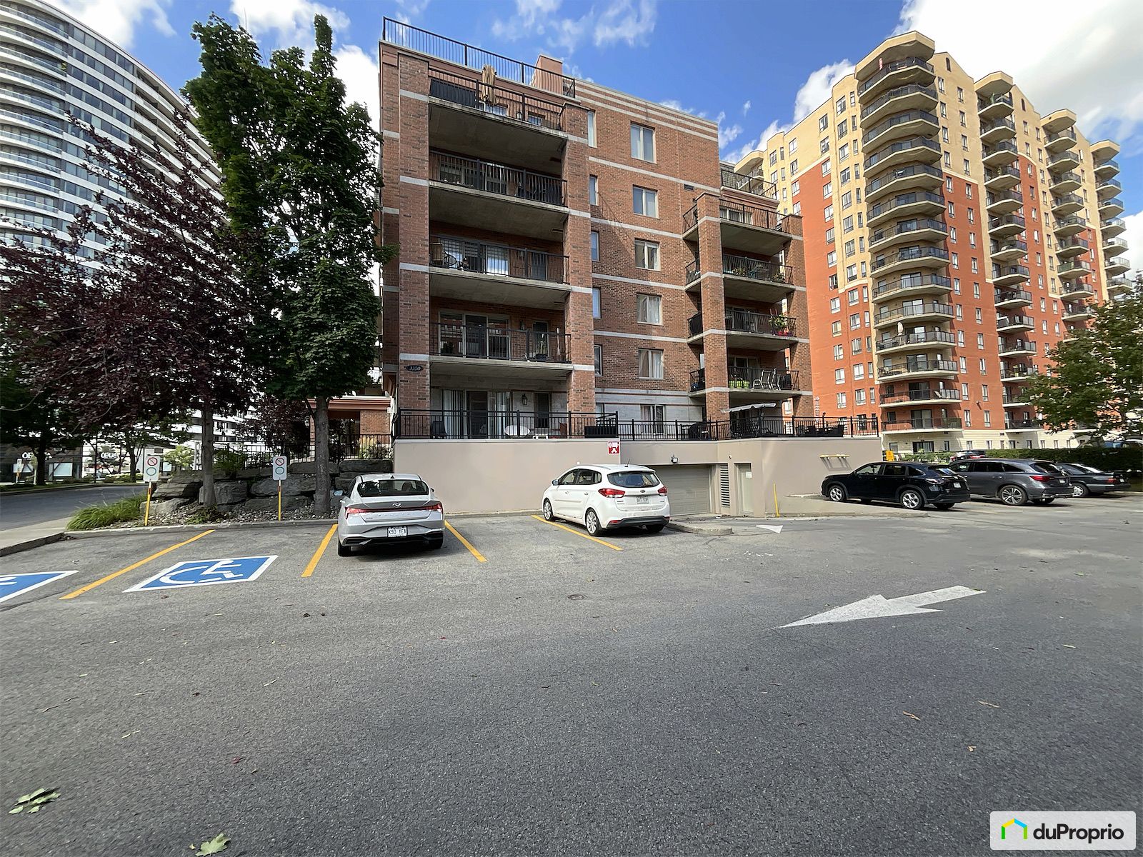 102 3350 Boul Le Carrefour — photo 2