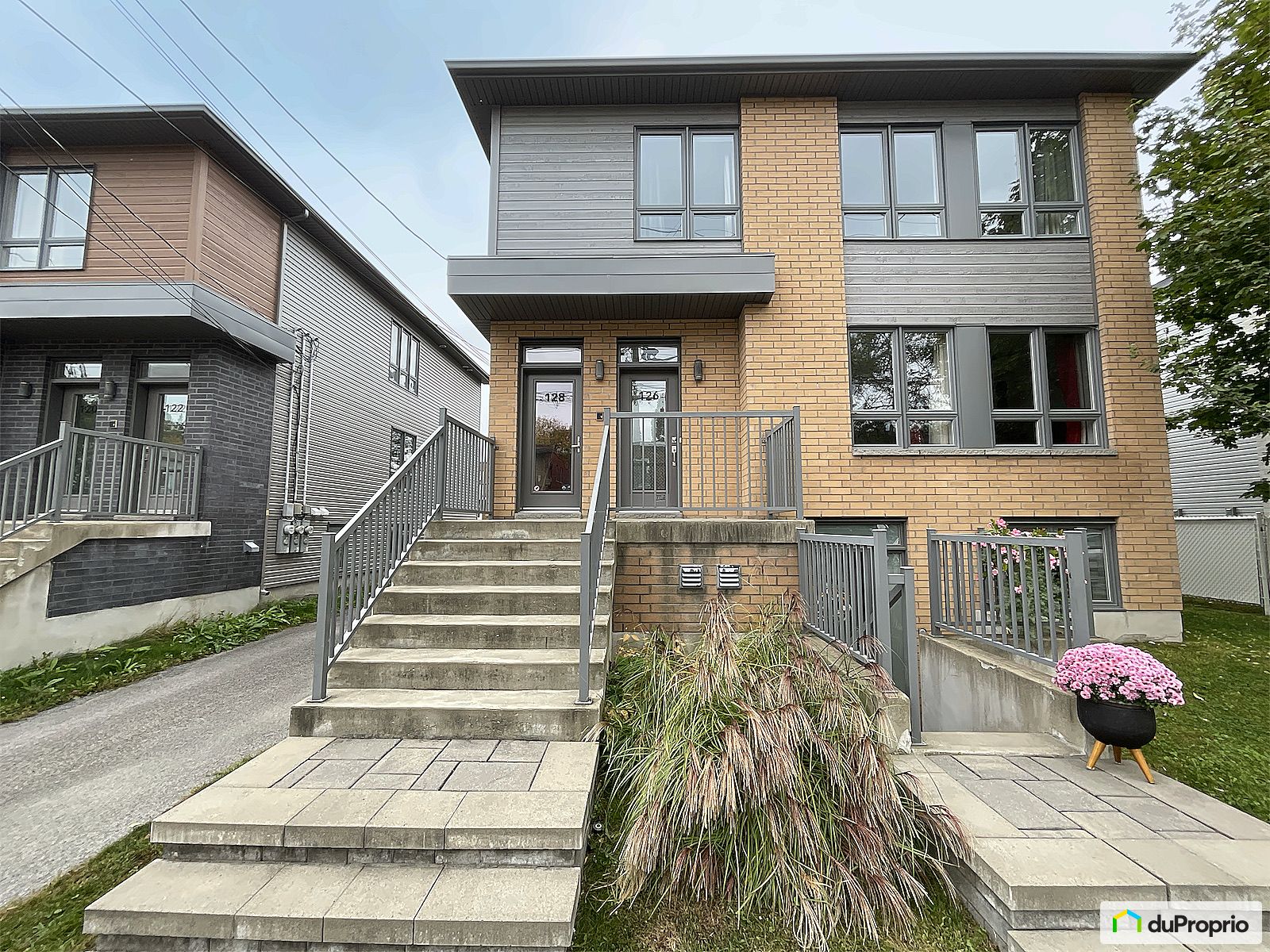 128 Avenue Laval — photo 1