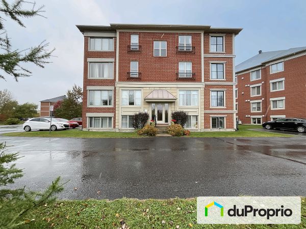 1-8920, croissant du Louvre, Brossard à vendre